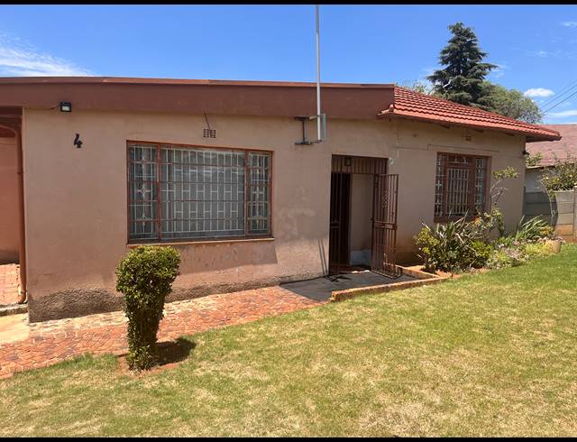 3 BEDROOM FREEHOLD FOR SALE IN SOUTH HILLS